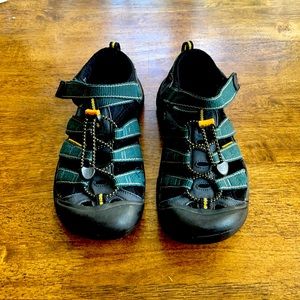 Blue keen sandals size 5